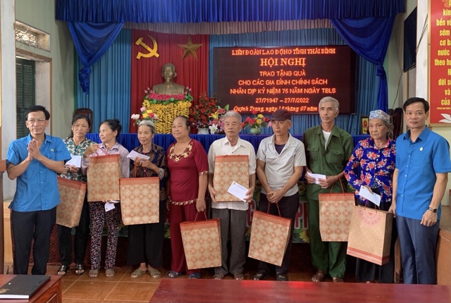 Thái Bình: Công đoàn tỉnh Thái Bình thăm và tặng quà thương binh, bệnh binh và gia đình chính sách - Ảnh 4.