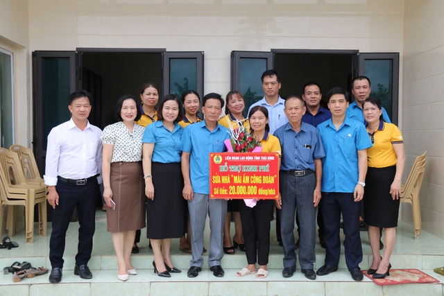 Thái Bình: Công đoàn huyện Thái Thụy tổ chức trao hỗ trợ 100 triệu cho 3 đoàn viên xây, sửa nhà mái ấm - Ảnh 1.