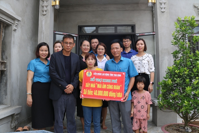 Thái Bình: Công đoàn huyện Thái Thụy tổ chức trao hỗ trợ 100 triệu cho 3 đoàn viên xây, sửa nhà mái ấm - Ảnh 2.