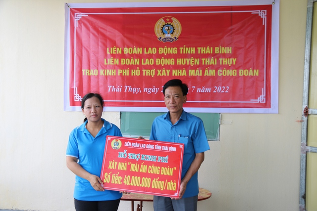 Thái Bình: Công đoàn huyện Thái Thụy tổ chức trao hỗ trợ 100 triệu cho 3 đoàn viên xây, sửa nhà mái ấm - Ảnh 3.