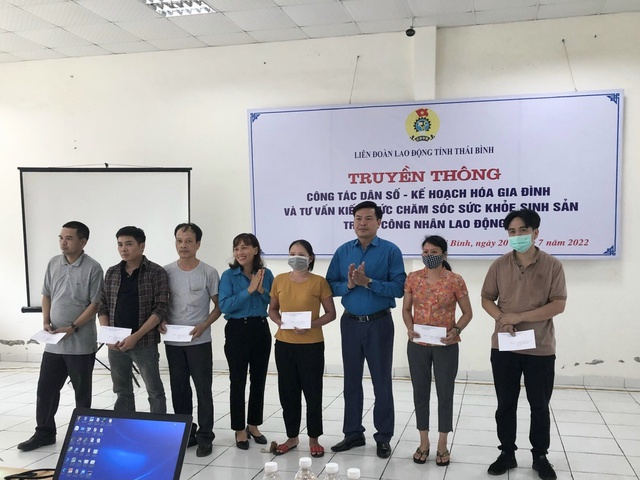 Thái Bình: Công đoàn huyện Thái Thụy tổ chức trao hỗ trợ 100 triệu cho 3 đoàn viên xây, sửa nhà mái ấm - Ảnh 4.