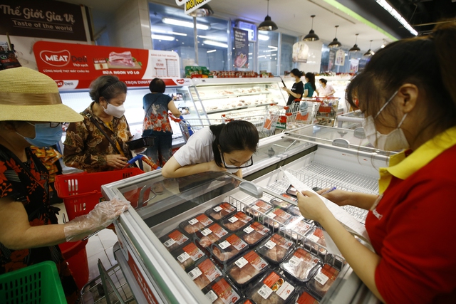 Người tiêu dùng mua thịt mát MEATDeli tại siêu thị WinMart