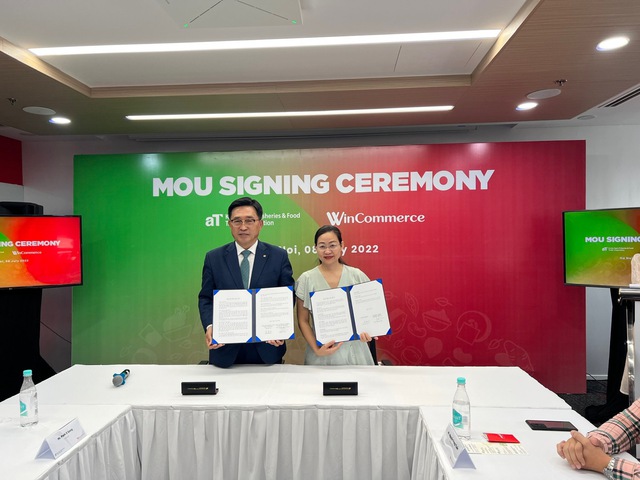 Ông Kim Choon Jin - Chủ tịch Công ty aT và bà Nguyễn Thị Thảo - Giám đốc Mua hàng Công ty WCM cùng ký vào biên bản ghi nhớ hợp tác