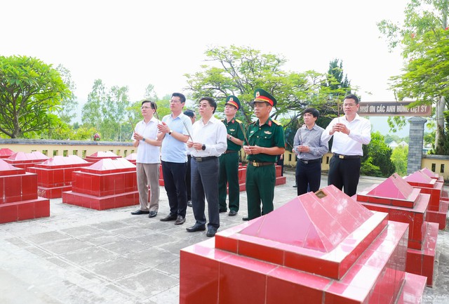 Nghệ An: Phó Bí thư Thường trực Tỉnh ủy dâng hoa tưởng niệm các anh hùng liệt sĩ - Ảnh 1.