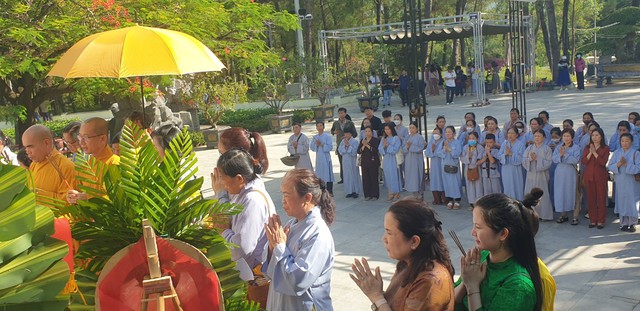 Long trọng lễ tri ân báo ân theo nghi thức của Phật giáo tại nghĩa trang Quốc gia Trường Sơn. - Ảnh 2.