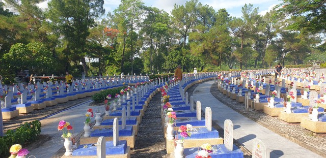 Long trọng lễ tri ân báo ân theo nghi thức của Phật giáo tại nghĩa trang Quốc gia Trường Sơn. - Ảnh 1.