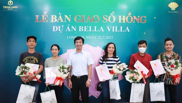 Đại diện Trần Anh Group bàn giao sổ hồng đến cư dân khu đô thị Bella Villa.