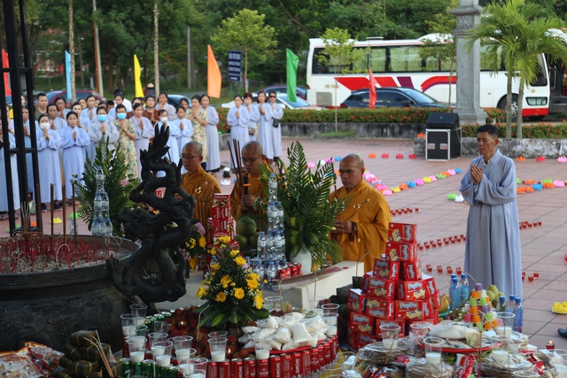 Long trọng lễ tri ân báo ân theo nghi thức của Phật giáo tại nghĩa trang Quốc gia Trường Sơn. - Ảnh 3.