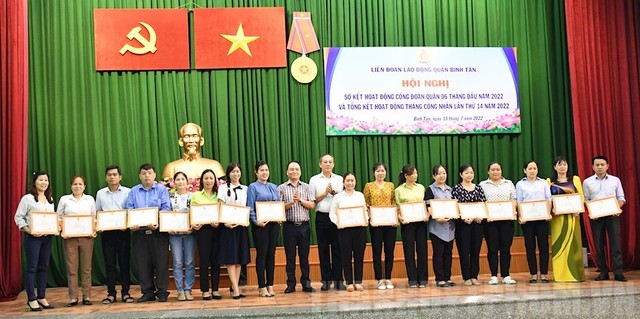 LĐLD quận Bình Tân tặng Giấy khen cho Công đoàn cơ sở