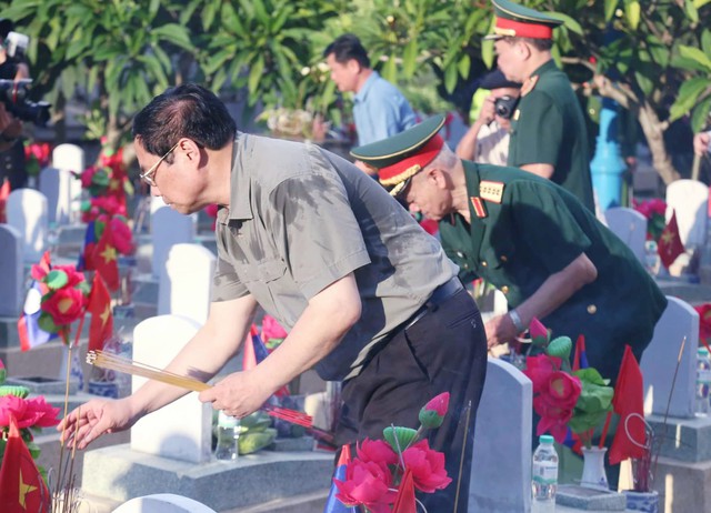 Nghệ An: Thủ tướng Chính phủ dâng hương tưởng niệm các Anh hùng Liệt sỹ tại Nghĩa trang Quốc tế Việt – Lào. - Ảnh 4.