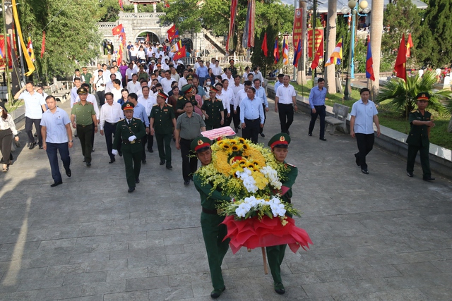Nghệ An: Thủ tướng Chính phủ dâng hương tưởng niệm các Anh hùng Liệt sỹ tại Nghĩa trang Quốc tế Việt – Lào. - Ảnh 1.