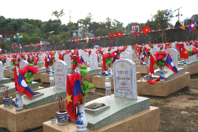 Nghệ An: Thủ tướng Chính phủ dâng hương tưởng niệm các Anh hùng Liệt sỹ tại Nghĩa trang Quốc tế Việt – Lào. - Ảnh 5.