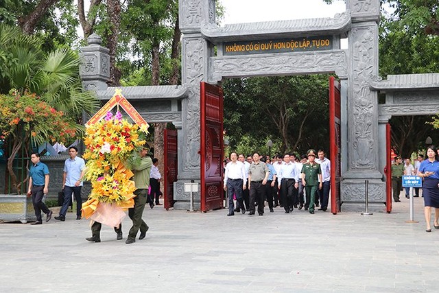 Thủ tướng Phạm Minh Chính dâng hương tưởng niệm, tri ân các anh hùng liệt sĩ tại các “địa chỉ đỏ” ở Nghệ An. - Ảnh 1.