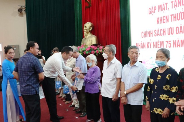UBND huyện Phú Xuyên (Hà Nội) phối hợp với Công ty cổ phần sữa Natrumax Việt Nam gặp mặt, tri ân người có công  - Ảnh 4.
