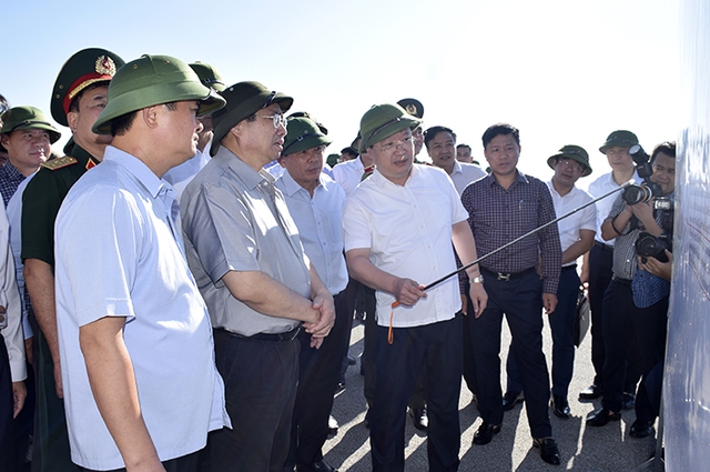 Thủ tướng Chính phủ Phạm Minh Chính khảo sát thực địa một số dự án trọng điểm tại Nghệ An. - Ảnh 1.