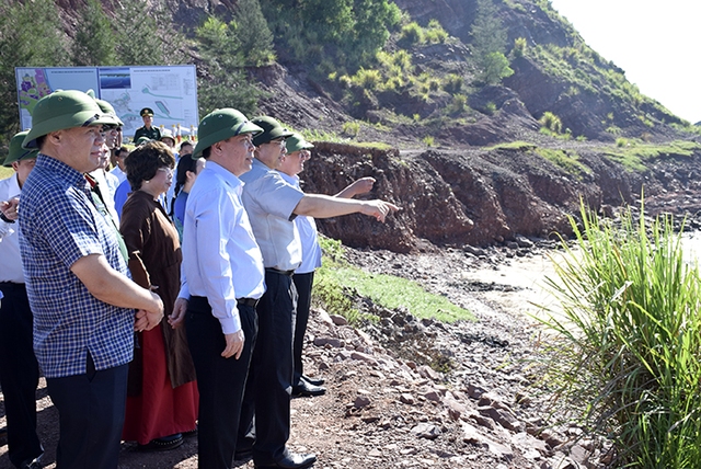 Thủ tướng Chính phủ Phạm Minh Chính khảo sát thực địa một số dự án trọng điểm tại Nghệ An. - Ảnh 2.