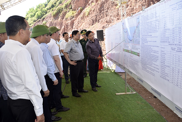 Thủ tướng Chính phủ Phạm Minh Chính khảo sát thực địa một số dự án trọng điểm tại Nghệ An. - Ảnh 3.