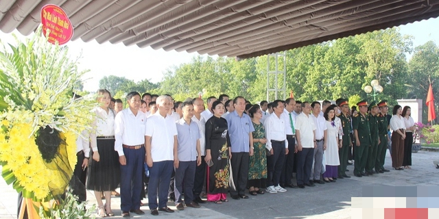 Hiệp hội Doanh nghiệp tỉnh Thanh Hoá dâng hương tri ân các Anh hùng liệt sỹ - Ảnh 1.