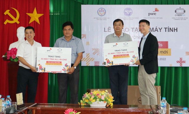 Đại diện PwC Việt Nam và CyberKid Vietnam trao tặng tỉnh Hậu Giang 6 chiếc máy tính nhằm góp phần mở rộng cơ hội tiếp cận công nghệ cho giáo viên và học sinh trên địa bàn tỉnh. Ảnh: Sở TTTT Hậu Giang