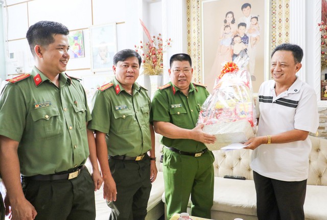 Đại tá Lương Văn Bền - Phó Giám đốc Công an thành phố thăm và tặng quà cho gia đình Liệt sỹ Lê Hữu Sáu. Ảnh: Cổng TTĐT CATP Cần Thơ
