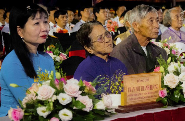 Trưởng ban Tuyên giáo tỉnh ủy An Giang - Trần Thị Thanh Hương và Mẹ VNAH Bùi Thị Hai xem chương trình văn nghệ tại buổi lễ.