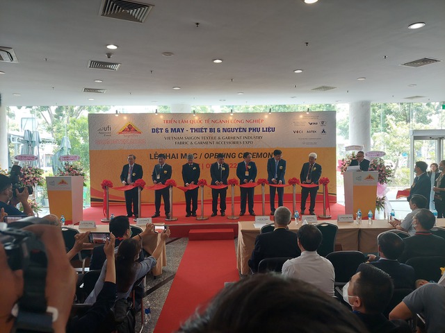 Các đại biểu cắt băng khai mạc triển lãm SaigonTex & SaigonFabric 2022