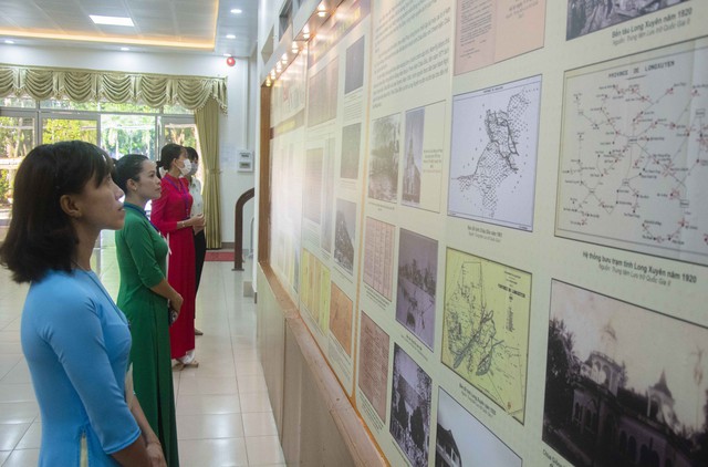 Các đại biểu tham quan tư liệu trưng bày quá trình hình thành thành lập tỉnh An Giang tại Hội thảo.