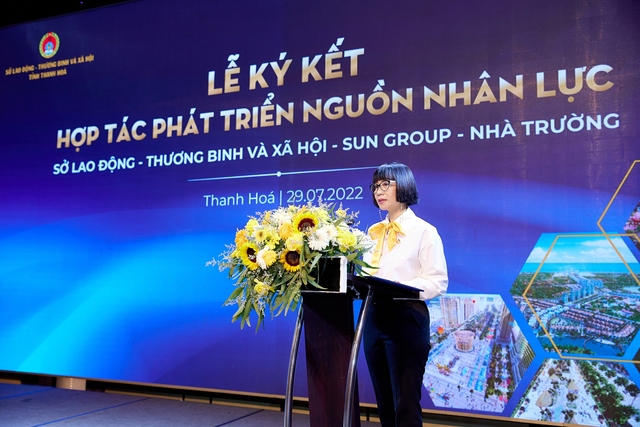 Bà Phạm Tú Cầu - Phó Chủ tịch Sun Group Vùng Thủ Đô phát biểu tại Lễ ký kết