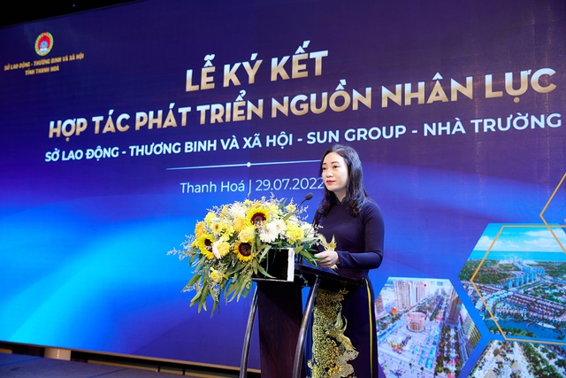Bà Vũ Thị Hương - Ủy viên Ban chấp hành Đảng bộ tỉnh, Giám đốc Sở LĐTBXH Thanh Hóa phát biểu tại Lễ ký kết