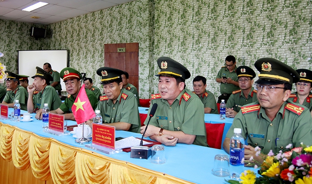 Đại tá Đinh Văn Nơi, Giám đốc Công an tỉnh An Giang phát biểu tại buổi họp mặt.
