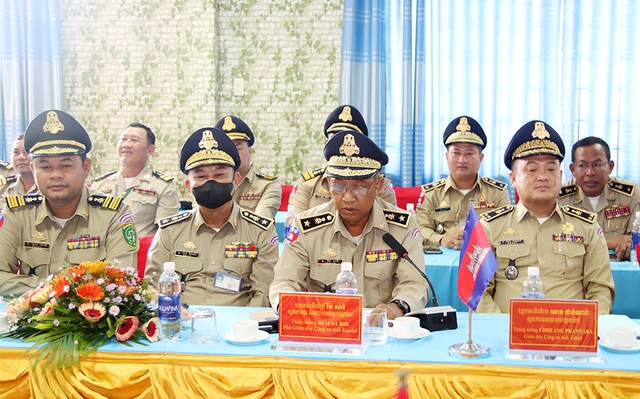 Thiếu tướng Rưm Sarik, Phó Giám đốc Công an tỉnh Kandal phát biểu tại buổi họp mặt.