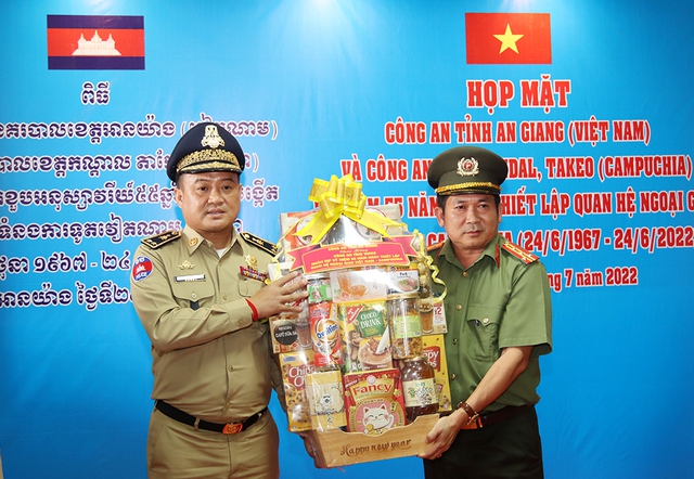 Đại tá Đinh Văn Nơi, Giám đốc Công an tỉnh An Giang trao quà cho Công an tỉnh Takeo, Vương quốc Campuchia.