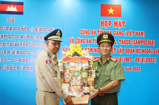 Đại tá Lê Phú Thạnh, Phó Giám đốc Công an tỉnh An Giang trao quà cho Công an tỉnh Kandal, Vương quốc Campuchia.