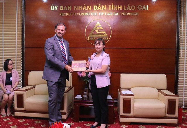 Lào Cai: Phó Chủ tịch UBND tỉnh Giàng Thị Dung tiếp xã giao Đoàn công tác Trường Quốc tế Canada - Ảnh 2.