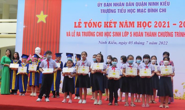Trao khen thưởng cho các em học sinh đạt giải trong hội thi các cấp.
