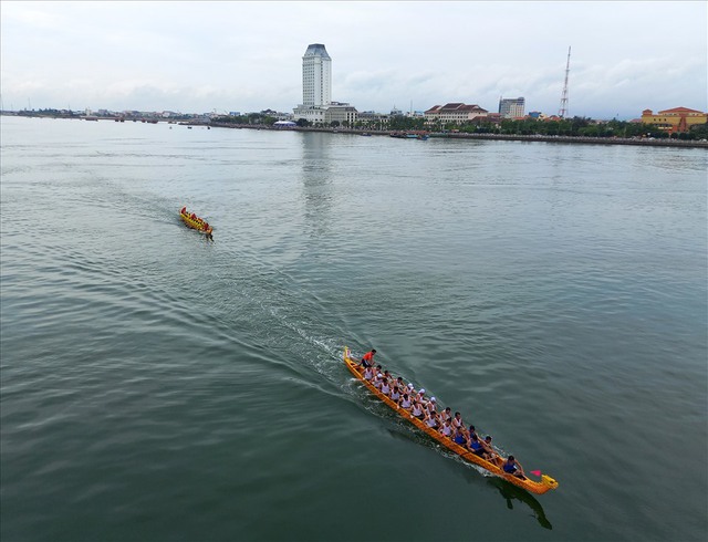 Quảng Bình: Tổ chức Giải đua thuyền truyền thống trên sông Nhật Lệ. - Ảnh 2.