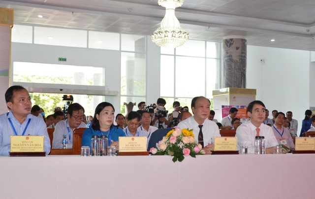 Các đại biểu tham dự khai mạc Tuần lễ Thúc đẩy Chuyển đổi số.
