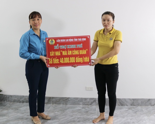 Thái Bình: Công đoàn huyện Quỳnh Phụ tổ chức trao 40 triệu đồng hỗ trợ đoàn viên xây nhà mái ấm - Ảnh 1.