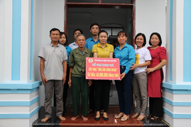 Thái Bình: Công đoàn huyện Quỳnh Phụ tổ chức trao 40 triệu đồng hỗ trợ đoàn viên xây nhà mái ấm - Ảnh 2.