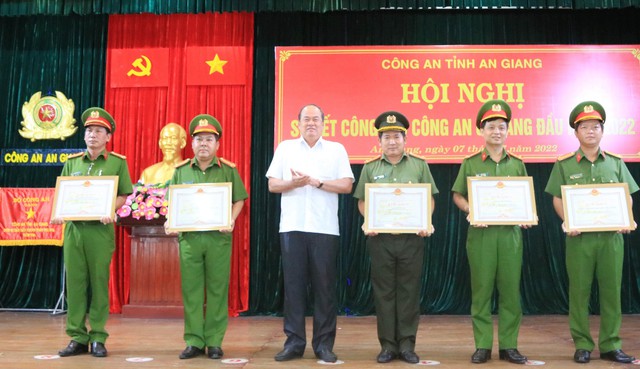 Ông Nguyễn Thanh Bình, Chủ tịch UBND tỉnh An Giang trao Bằng khen của Ban chỉ đạo 389 quốc ggia cho các Tập thể, cá nhân có thành tích xuất sắc trong đấu tranh chống buôn lậu, gian lận thương mại và hàng giả.
