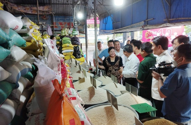 Lãnh đạo tỉnh Hậu Giang tham quan mô hình thanh toán không dùng tiền mặt tại chợ Vị Thanh, TP Vị Thanh.