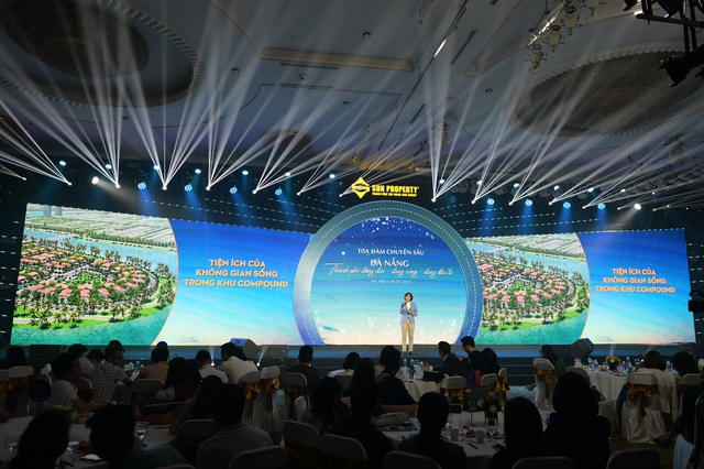 Bà Mai Thị Hồng Quyên - GĐ kinh doanh Sun Property thuyết trình về dự án