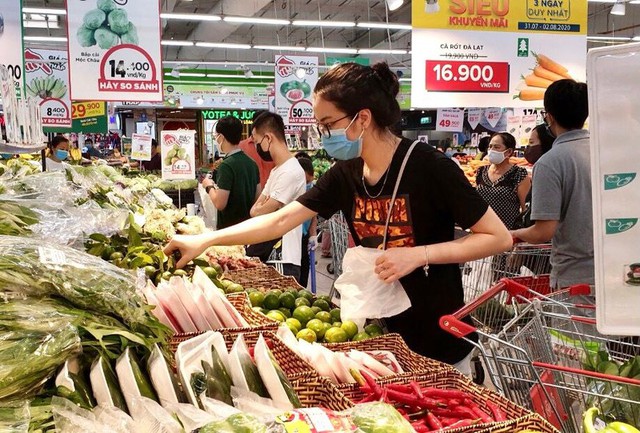 Người tiêu dùng lựa chọn thực phẩm tại siêu thị Big C Thăng Long (Hà Nội). Ảnh: Báo Nhân Dân