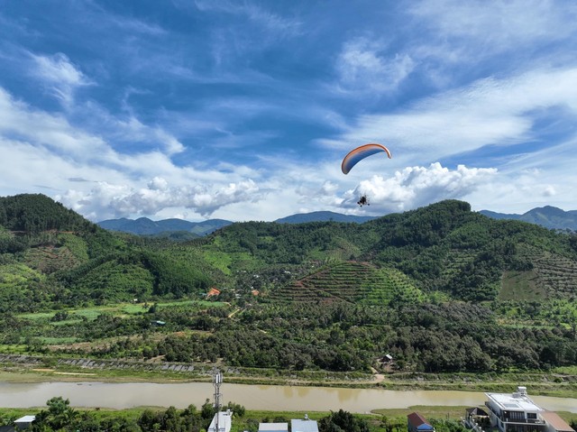 Xách balo đến Khánh Sơn trải nghiệm bay dù lượn, khinh khí cầu - Ảnh 2.