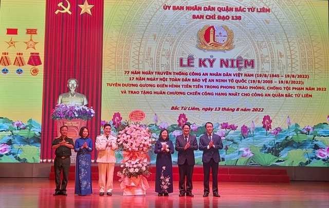 Công an quận Bắc Từ Liêm đón nhận Huân chương Chiến công hạng Nhất - Ảnh 1. Công an quận Bắc Từ Liêm đón nhận Huân chương Chiến công hạng Nhất - Ảnh 1.