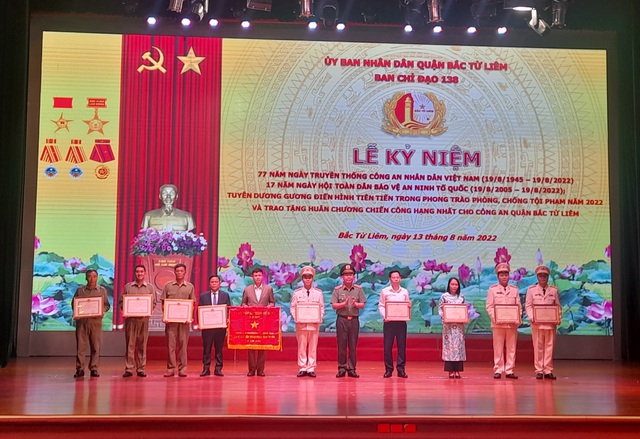 Công an quận Bắc Từ Liêm đón nhận Huân chương Chiến công hạng Nhất - Ảnh 6. Công an quận Bắc Từ Liêm đón nhận Huân chương Chiến công hạng Nhất - Ảnh 6.