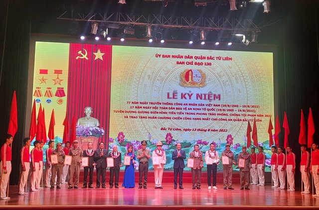 Công an quận Bắc Từ Liêm đón nhận Huân chương Chiến công hạng Nhất - Ảnh 11. Công an quận Bắc Từ Liêm đón nhận Huân chương Chiến công hạng Nhất - Ảnh 11.