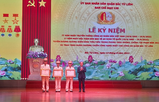 Công an quận Bắc Từ Liêm đón nhận Huân chương Chiến công hạng Nhất - Ảnh 3. Công an quận Bắc Từ Liêm đón nhận Huân chương Chiến công hạng Nhất - Ảnh 3.
