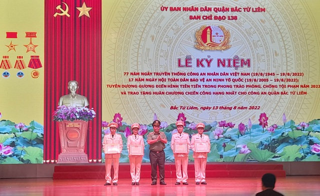Công an quận Bắc Từ Liêm đón nhận Huân chương Chiến công hạng Nhất - Ảnh 4. Công an quận Bắc Từ Liêm đón nhận Huân chương Chiến công hạng Nhất - Ảnh 4.