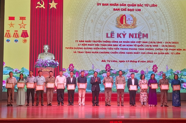 Công an quận Bắc Từ Liêm đón nhận Huân chương Chiến công hạng Nhất - Ảnh 8. Công an quận Bắc Từ Liêm đón nhận Huân chương Chiến công hạng Nhất - Ảnh 8.